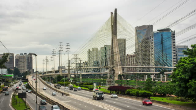 Timelapse-Blick-auf-den-Verkehr-auf-der-berühmten-Ponte-Estaiada-Brücke-in-Sao-Paulo,-Brasilien