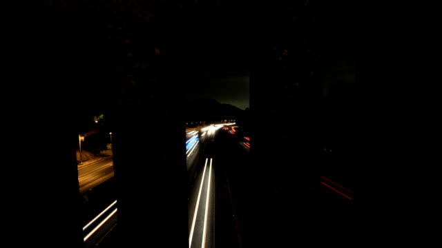 Deslizante-time-lapse-shot-a-través-del-puente-estructura-reveladora-freeway-traffic