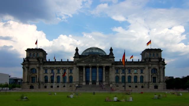 Reichstag-dunkle-Wolken-Zeitraffer