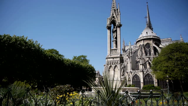 Notre-Dame-und-den-park-im-Frühling.---Paris,-Frankreich