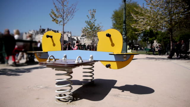Patio-de-juegos-para-niños-en-el-parque-en-Notre-Dame.---París,-Francia