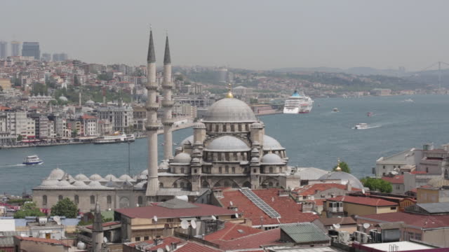 Vista-al-golfo-del-cuerno-de-oro-y-mezquita-de-soleimán-el-magnífico,-Istanbul