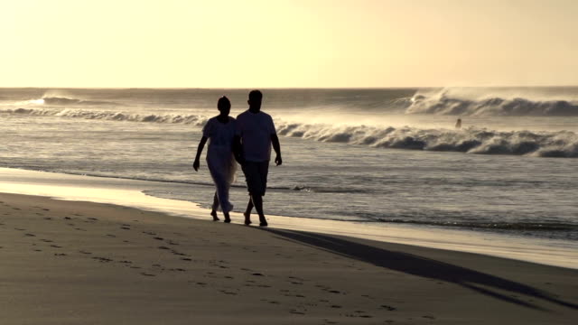 Pareja-romántica-a-lo-largo-de-la-playa-en-silueta-de-Ciudad-del-Cabo,-Sudáfrica