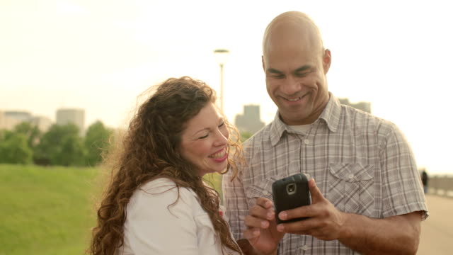 Glückliches-Paar-mit-ein-smart-phone-in-Detroit