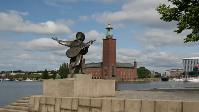 Evert-Taube-Statue-playing-the-lute