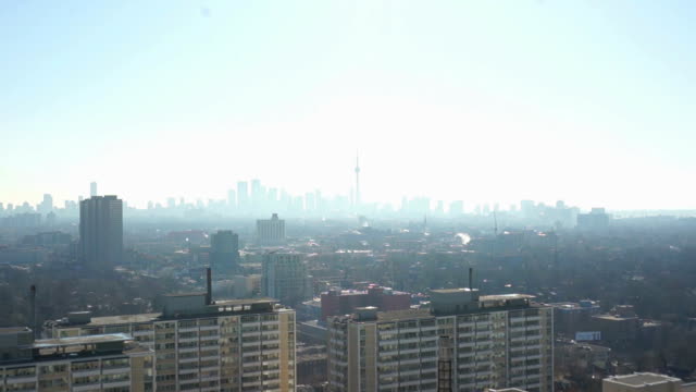 Zoom-in-Bezug-auf-die-Verschmutzung-die-skyline-von-Toronto