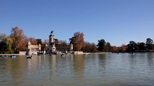 Retiro-lago-en-el-parque-frente-al-monumento-a-Alfonso-XII-en-Madrid,-España