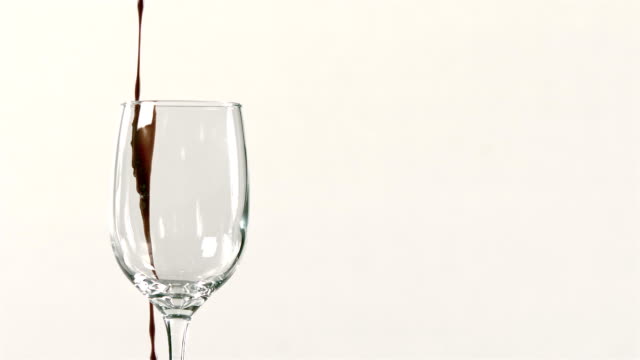 Rotwein-gießen-in-Weinglas