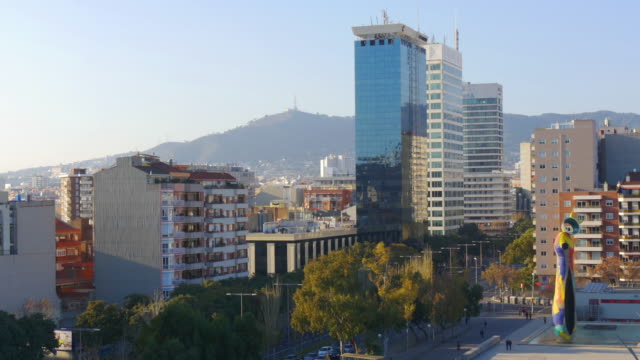 panorama-de-la-ciudad-de-barcelona-el-día-con-donà-me-ocell-joan-miró-i-ferrà-monumento-4-K-España