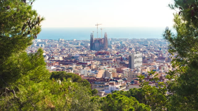 Park-Guell-Sonne-Licht-Sagrada-Familia-–-Panoramaaufnahme-4-k-Zeitraffer-Spanien