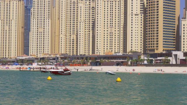 dubai-marina-verano-jbr-Paseo-en-jet-ski-playa-panorama-4-k,-Emiratos-Árabes-Unidos