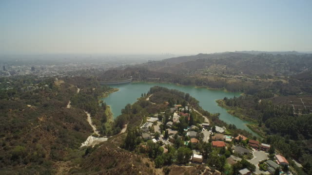 Luftbild-von-Lake-Hollywood-und-der-Innenstadt-von-Los-Angeles-Kalifornien,-VEREINIGTE-STAATEN