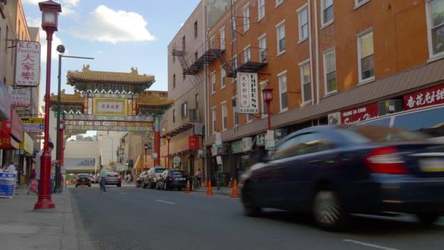 Estados-Unidos-el-día-de-la-ciudad-de-Filadelfia-tráfico-en-calle-de-la-ciudad-China-panorama-4-K