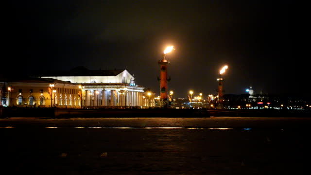 Quema-antorcha-Collons-Rostral-en-San-Petersburgo