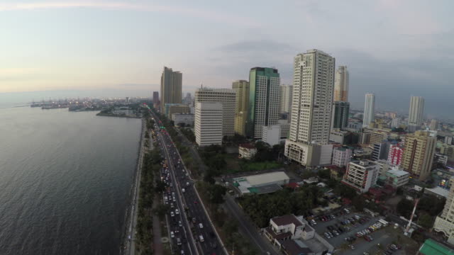 Kamera-fliegen-über-den-Roxas-Boulevard-und-die-Manila-Bay