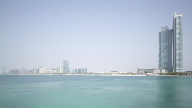 Emiratos-Árabes-Unidos-día-de-verano-caliente-niebla-Abu-dhabi,-bay-city-4-K-lapso-de-tiempo-PANORÁMICA