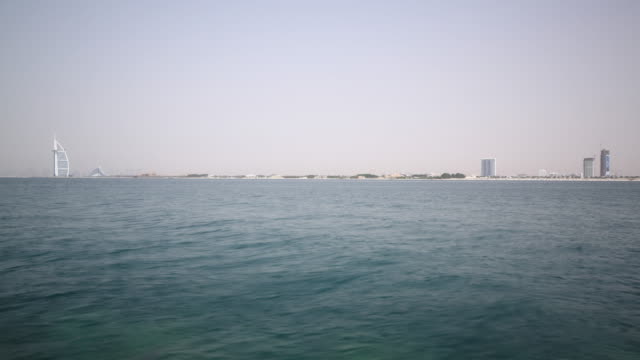 VAE-Dubai-Stadt-Sommertag-berühmten-Hotel-Palm-Bucht-Veranstaltungsraum-\"-panorama\"--4-k-Zeitraffer
