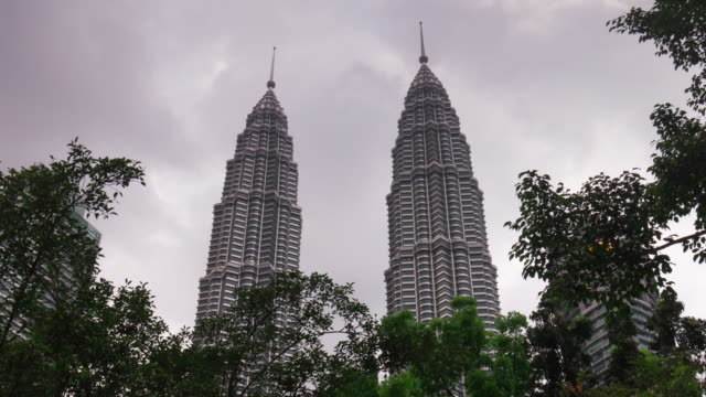 Malaysia-Tag-regnerischen-Himmel-Kuala-Lumpur-berühmten-Petronas-Towers-Twin-an-der-Spitze-4-k-Zeitraffer