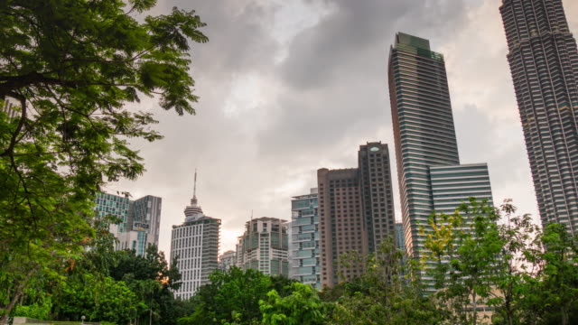Malaysia-Tag-leichte-Kuala-Lumpur-KLCC-Park-Stadtbild-Panorama-4k-Zeitraffer