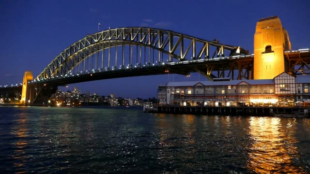 Puerto-de-Sídney-puente-en-Crepúsculo-con-muelle-de-Sydney-y-Sydney-Wharf-en-vista