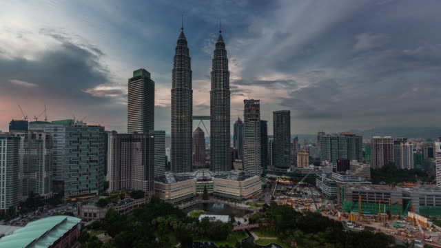 schönen-Himmel-Türmen-block-4-k-Zeitraffer-von-Kuala-Lumpur-malaysia