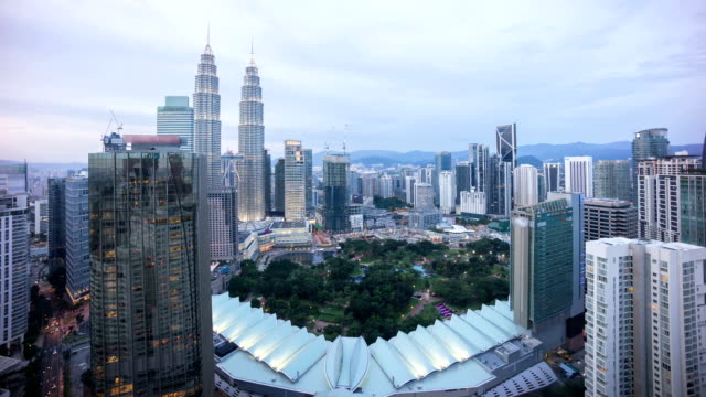 Tag-zum-Sonnenuntergang-Nachtszene-Skyline-von-Kuala-Lumpur
