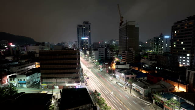 Timelapse-of-road-traffic-in-Seoul-at-night,-South-Korea