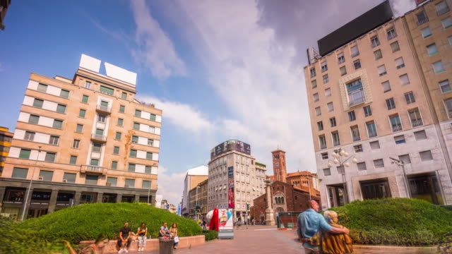 italy-milan-sunny-day-san-babila-square-walking-panorama-4k-time-lapse
