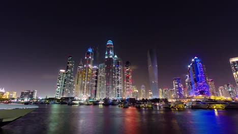 Nacht-Beleuchtung-Dubai-Marina-Palm-Panorama-4-k-Zeit-verfallen-Vereinigte-Arabische-Emirate