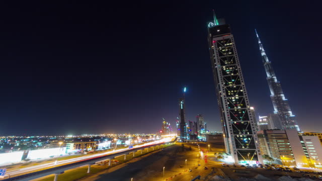 Nacht-Beleuchtung-Dubai-Business-Bay-Verkehr-Straße-Panorama-4-k-Zeit-verfallen-Vereinigte-Arabische-Emirate