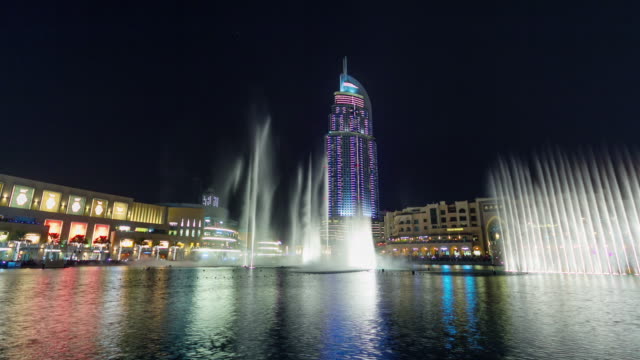Nacht-Iilumination-Dubai-Welt-berühmten-Hotel-Brunnen-zeigen-4-k-Zeit-verfallen-Vereinigte-Arabische-Emirate