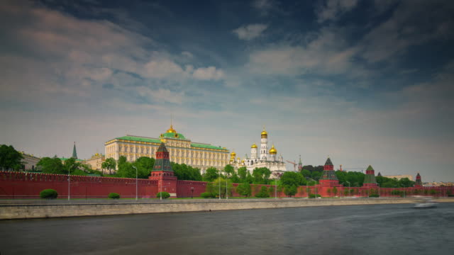 día-soleado-Rusia-tráfico-de-Moscú-kremlin-río-Bahía-Bahía-de-lapso-de-tiempo-de-4-k