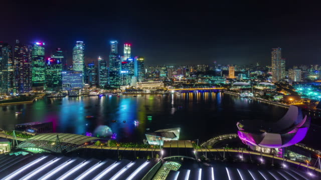 Nacht-Licht-Singapur-Panorama-mit-Kunst-Wissenschaftsmuseum-4k-Zeitraffer
