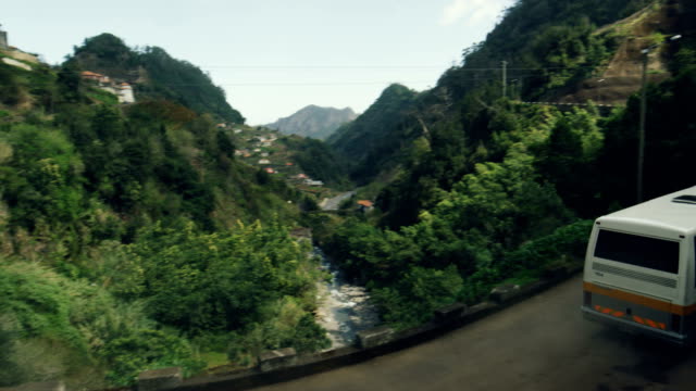 Bus-fährt-über-eine-alte-Brücke-in-eine-erstaunliche-Landschaft-in-Madeira.