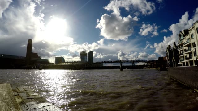 Puente-del-Milenio-y-el-río-Támesis,-Londres,-lapso-de-tiempo