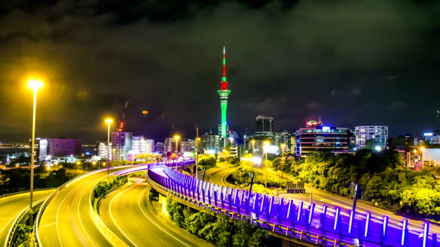 Zeitraffer-Verkehr-Blick-bei-Nacht-in-Auckland,-Neuseeland