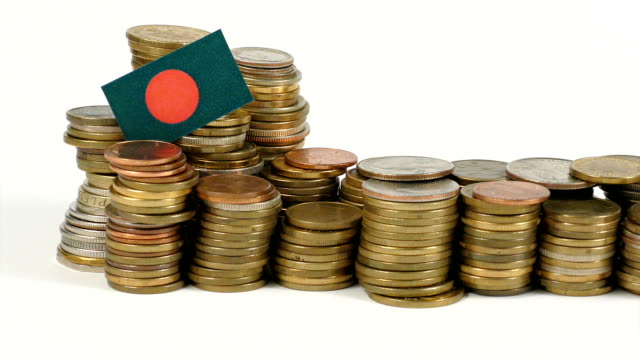 Bandera-de-Bangladesh-con-pila-de-dinero-monedas