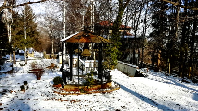 Campanas-de-Dragalevsky-monasterio,-una-Iglesia-Ortodoxa-búlgara,-en-invierno