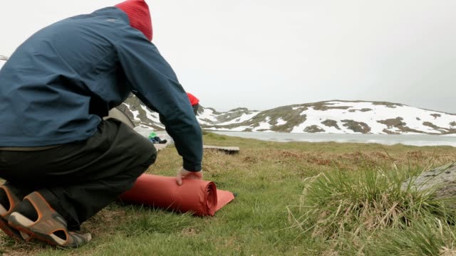 Los-excursionistas-paquetes-de-la-estera.-Noruega