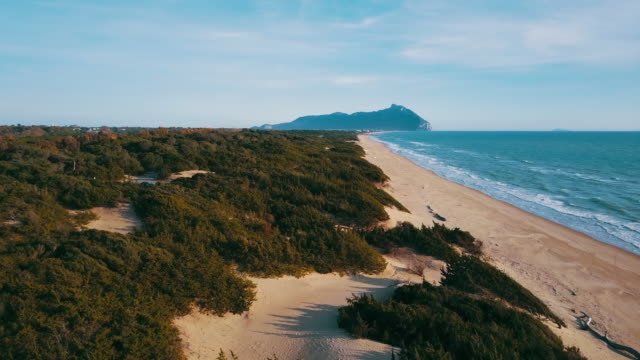 Vídeo-aérea-de-una-playa-salvaje-italiana-al-atardecer