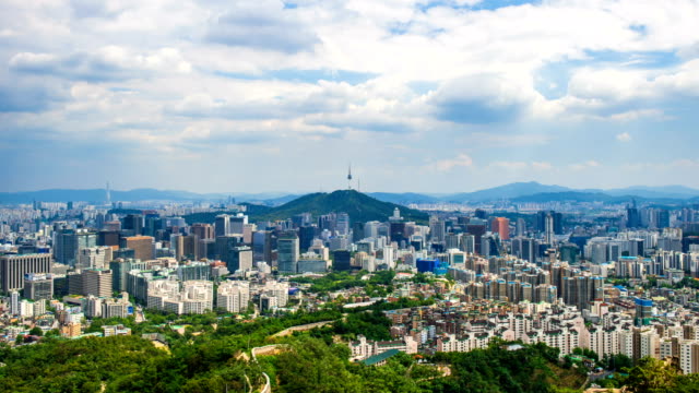 Zeitraffer-des-Stadtbildes-in-Seoul-mit-Seoul-Tower-und-blauer-Himmel.