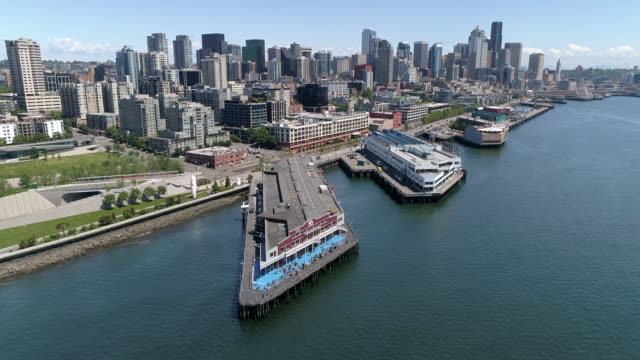 Helikopter-Rundflug-über-Downtown-City-Waterfront-Piers,-städtische-Hochhaus-Bauten