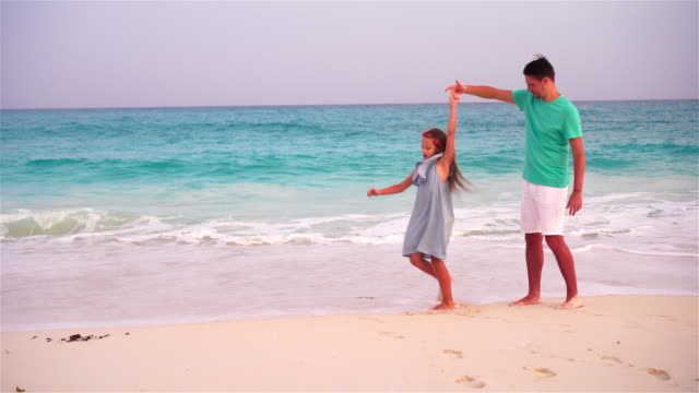 Kleine-Mädchen-und-glücklicher-Vater,-Spaß-im-Urlaub-am-Strand
