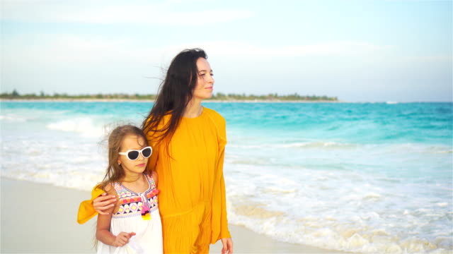 Entzückende-Mädchen-und-junge-Mutter-am-tropischen-Strand
