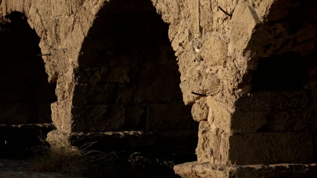 Sanddünen-gegen-alte-römische-Aquädukt