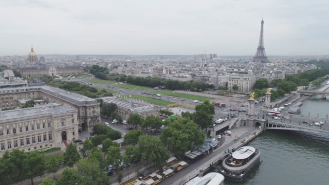 Luftaufnahme-von-Paris-mit-Seineufer