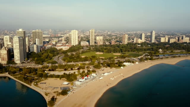 Vista-aérea-de-la-playa-en-la-costa-del-lago-Michigan.-Drone-volando-sobre-Chicago,-América-en-los-albores