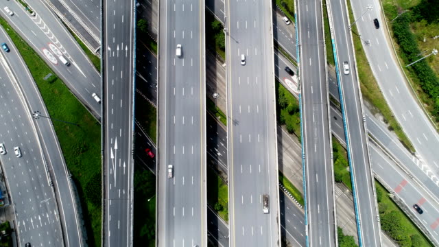 Filmmaterial-Draufsicht-Stadtverkehr-von-Autobahn-und-Brücke.
