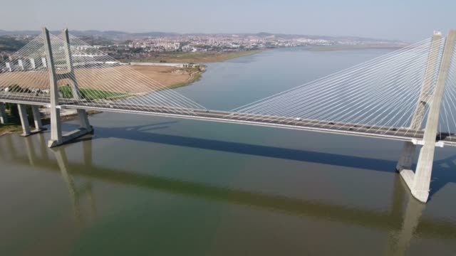 Flug-über-die-längste-Brücke-Europas---Vasco-da-Gama-in-Lissabon,-Portugal
