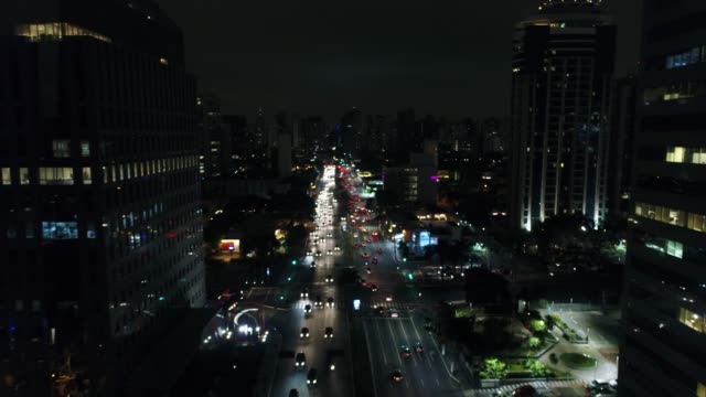 Avenida-Faria-Lima-en-Sao-Paulo-por-la-noche,-Brasil